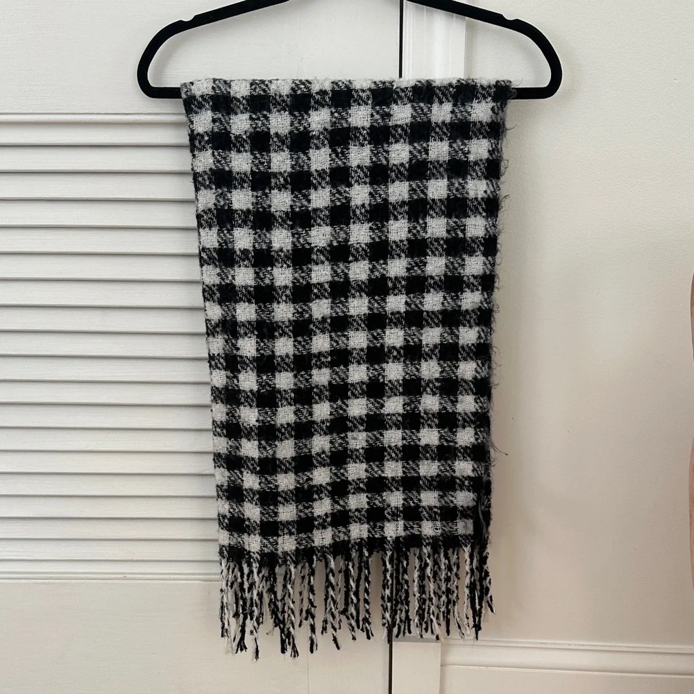 H&M Buffalo Plaid Fringe Chunky Scarf Black Whit